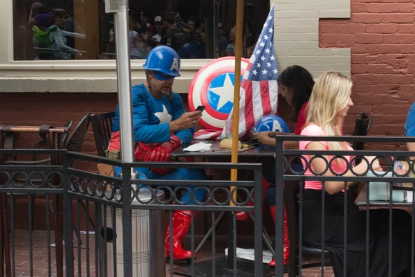 Ein als Captain America verkleideter Comic-Fan — Stockfoto