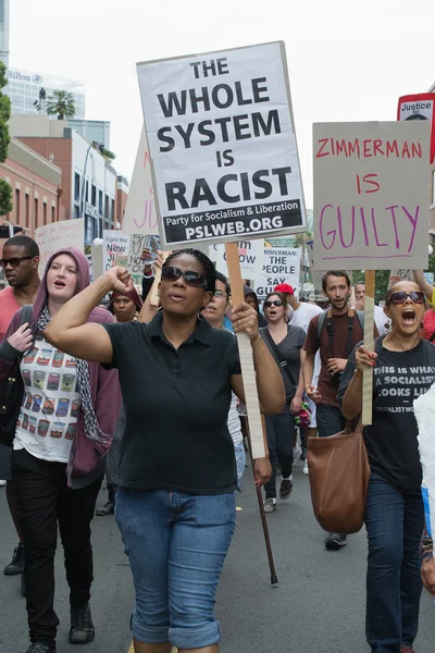 Manifestantes portaban pancartas en apoyo a Trayvon y otras víctimas de la violencia . —  Fotos de Stock