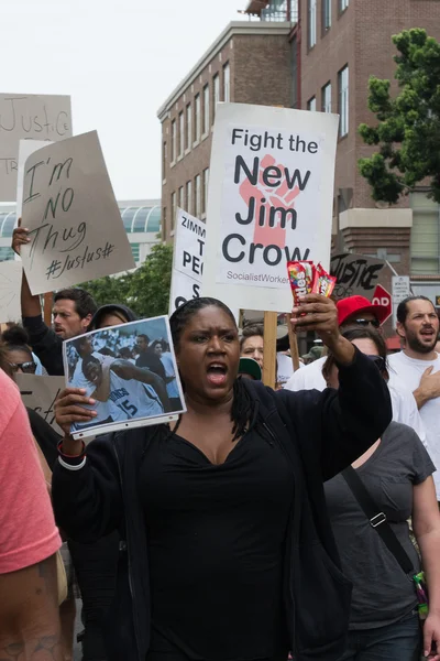 Manifestantes portaban pancartas en apoyo a Trayvon y otras víctimas de la violencia . —  Fotos de Stock