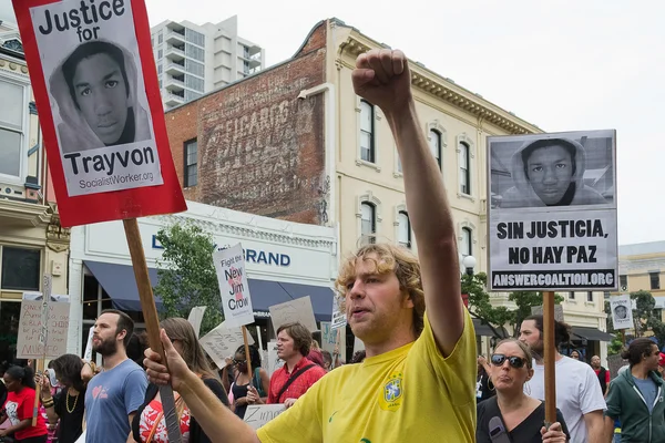 Manifestantes portaban pancartas en apoyo a Trayvon y otras víctimas de la violencia . — Foto de Stock