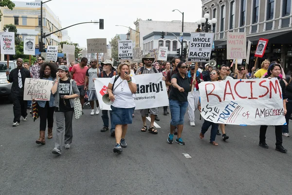 Manifestantes portaban pancartas en apoyo a Trayvon y otras víctimas de la violencia . — Foto de Stock