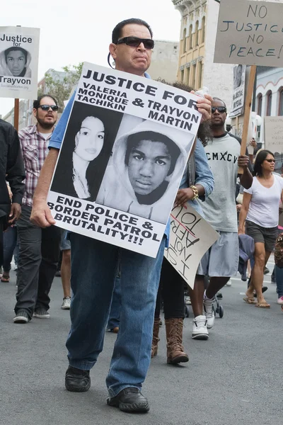 Manifestantes portaban pancartas en apoyo a Trayvon y otras víctimas de la violencia . —  Fotos de Stock