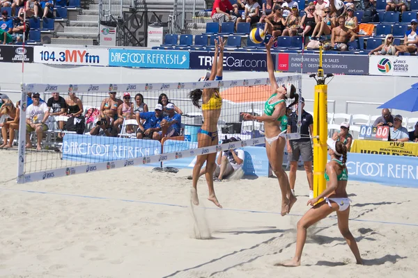 Brazilians beach volley players Taiana Lima and Talita Antunes v — Stock Photo, Image