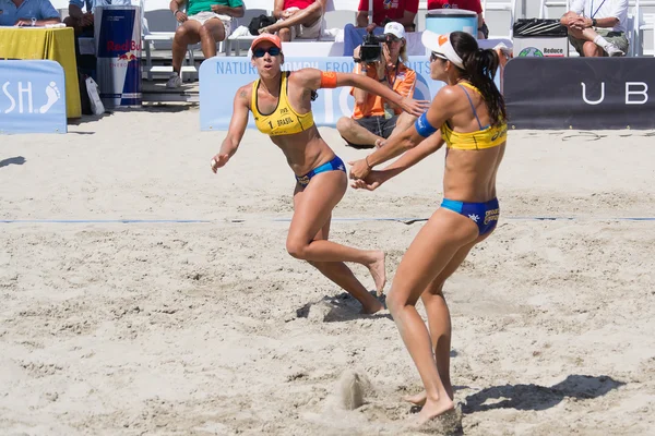 Jogador brasileiro de vôlei de praia Taiana Lima e Talita Antunes, du — Fotografia de Stock