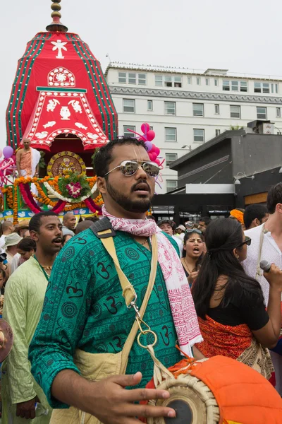 Uomo che suona per le strade durante il 37mo Festival annuale di th — Foto Stock