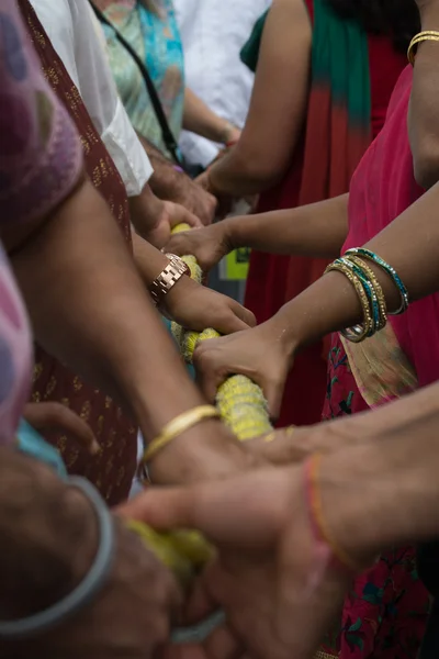 People holding a rope in the 37th Annual Festival of the Chariots — Stock Photo, Image