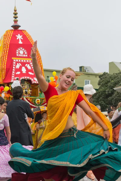 Donna discepola che balla per le strade durante la 37esima Fes annuale — Foto Stock