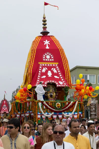 The Chariot passing on Ocean Front Walk street in the 37th Annual Festival of the Chariots — Stock Photo, Image