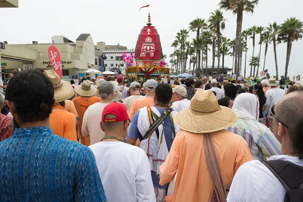 The Chariot passing on Ocean Front Walk street in the 37th Annual Festival of the Chariots — Stock Photo, Image