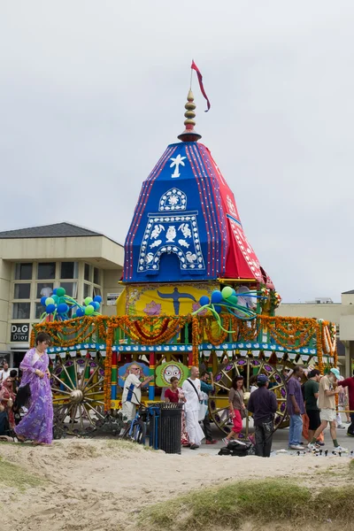 The Chariot passing on Ocean Front Walk street in the 37th Annual Festival of the Chariots — Stock Photo, Image