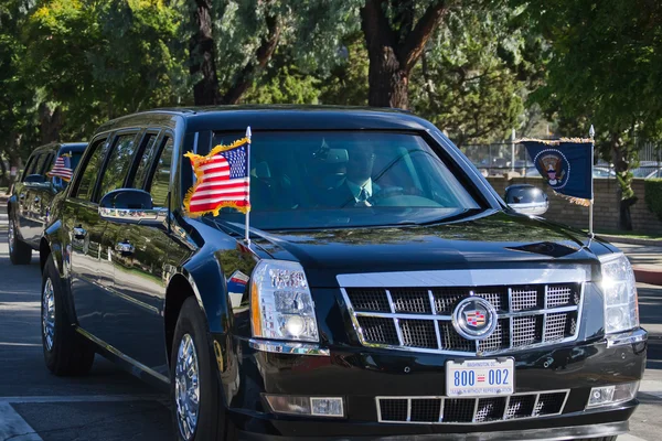 President Barack Obama s limousines passing on the streets of Los Angeles — Stock Photo, Image