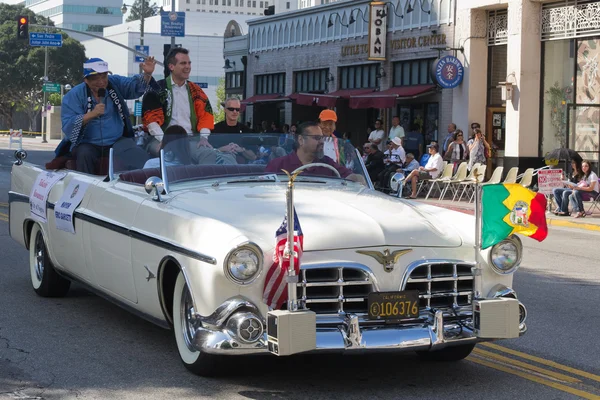 Los angeles - augusti 11: eric michael garcetti borgmästare i los angeles på 73th årliga nisei vecka grand parade-augusti 11, 2013 i downtown los angeles, ca — Stockfoto