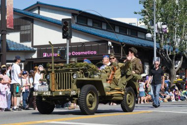 II. Dünya Savaşı gazileri 73th yıllık nisei hafta gr ile Jeep