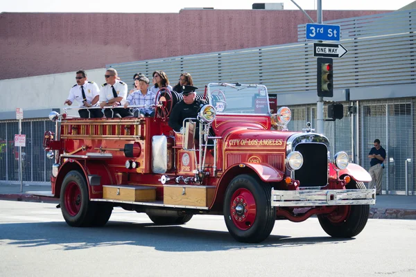 Antique fire truck on 73th Annual Nisei Week Grand Parade — Stock Photo, Image