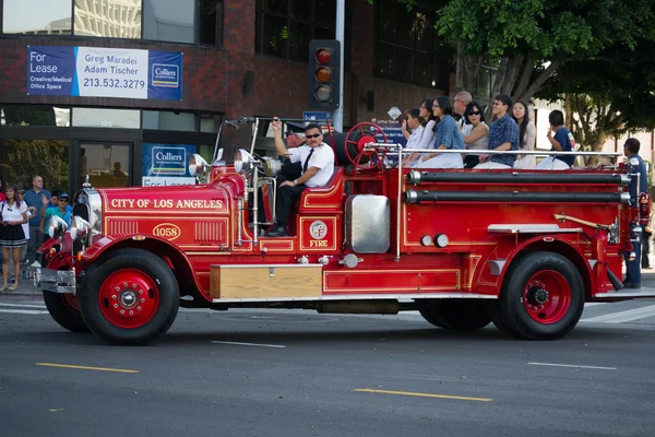 Antikes Feuerwehrauto bei der 73. jährlichen Nisei-Woche-Parade — Stockfoto