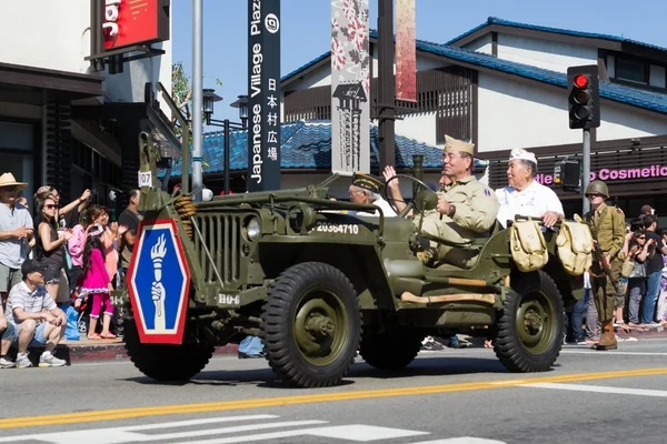 Jeep con veteranos de la Segunda Guerra Mundial en la 73ª Semana Anual Nisei Gr — Foto de Stock