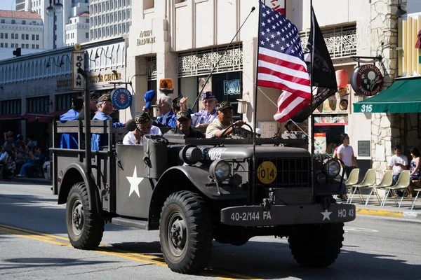 Camion militare con veterani della seconda guerra mondiale nel 73esimo Nis annuale — Foto Stock