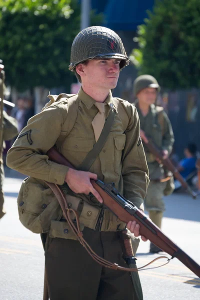 Soldat i uniform i 73th årliga nisei vecka grand parade — Stockfoto