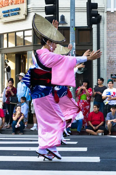 Unbekannte Tänzer nehmen an der 73. jährlichen Nisei-Woche teil — Stockfoto