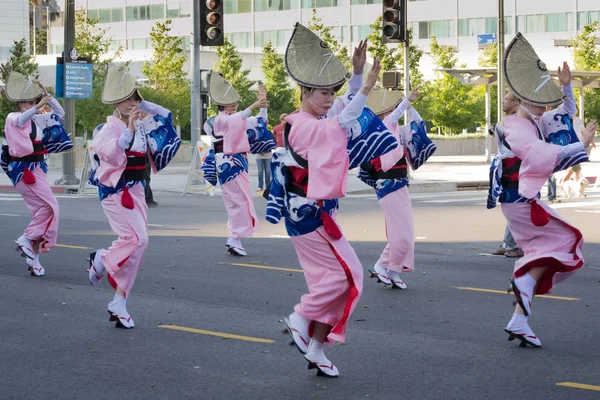 Dançarinos não identificados participam da 73th Annual Nisei Week G — Fotografia de Stock