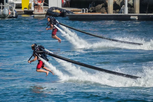 Unidentfied 男子演示 flyboard 杂技在长滩 — 图库照片