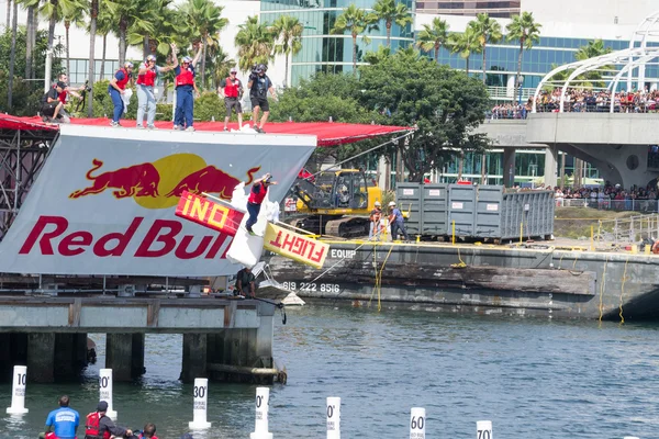Участники выполняют полет на Red Bull Flugtag — стоковое фото