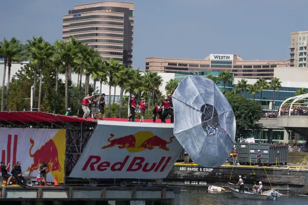 Konkurence provést let na red bull flugtag — Stock fotografie