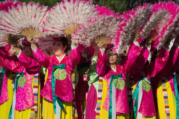 Koreanische Tänzer nehmen am 40. la korean festival teil — Stockfoto