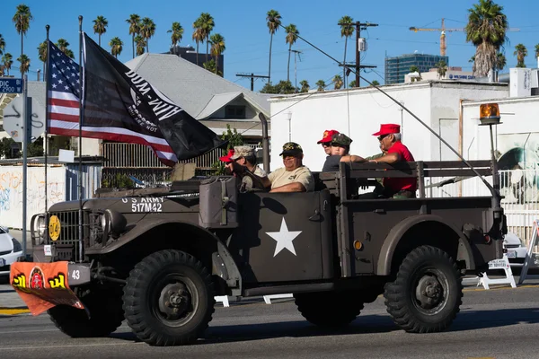 Camión militar con guerra vetarans en el 40º Festival Coreano de Los Ángeles en s — Foto de Stock