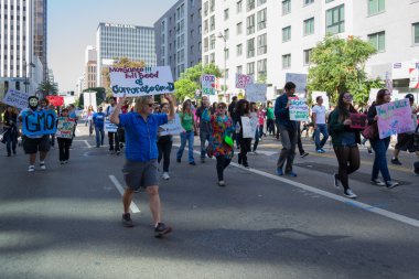protestocular sokaklarında monsanto corporation karşı yürüdü.