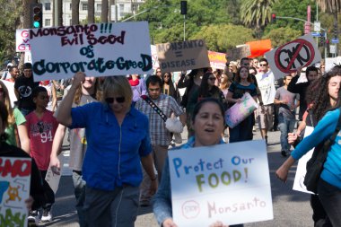 protestocular sokaklarında monsanto corporation karşı yürüdü.