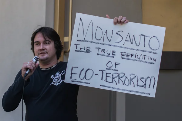 Manifestantes se manifestaron en las calles contra la corporación Monsanto . — Foto de Stock