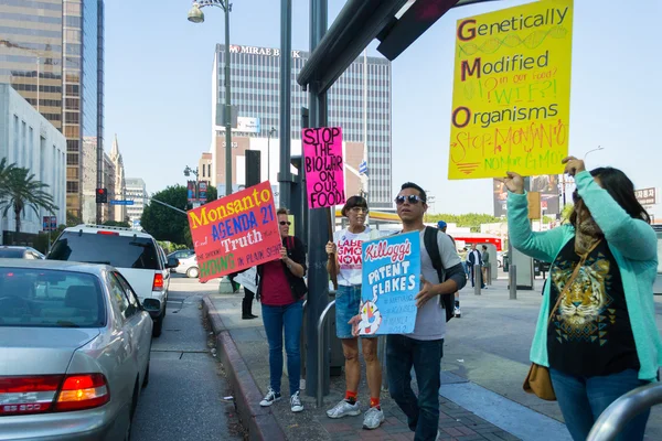Los angeles 12. Oktober: Demonstranten versammelten sich auf den Straßen gegen den Monsanto-Konzern. Dem Unternehmen wird vorgeworfen, Lebensmittel unsicher gentechnisch verändert zu haben. 12. Oktober 2013 in los angeles, ca. — Stockbild Demonstranten versammelten sich auf den Straßen gegen den Monsanto-Konzern. — Stockfoto