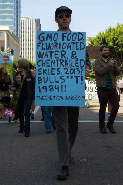 Demonstranten had een rally in de straten tegen de monsanto corporation. — Stockfoto