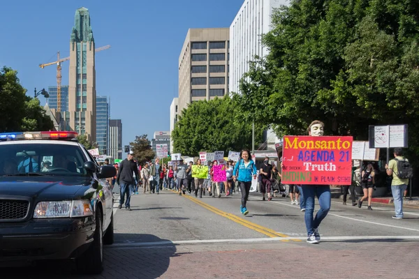 I manifestanti si sono radunati per le strade contro la corporazione Monsanto . — Foto Stock