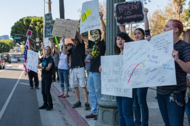 protestocular sokaklarında yolsuzluğa karşı yürüdü