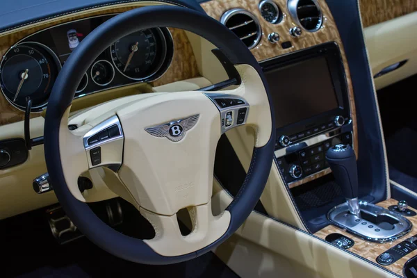 Samochodzie zębatka nowy Bentley na wyświetlaczu na la auto show. — Zdjęcie stockowe