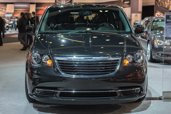 Samochód Chrysler t & c s na wyświetlaczu na la auto show. — Zdjęcie stockowe