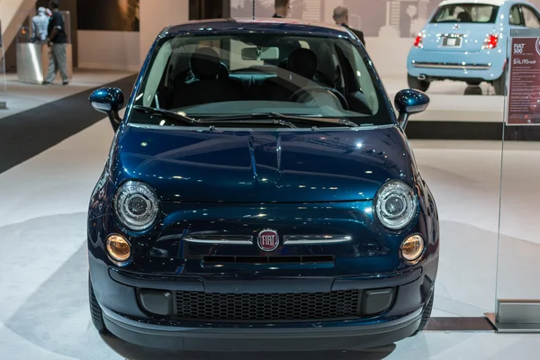 Fiat 500 bil på displayen på la auto show. — Stockfoto