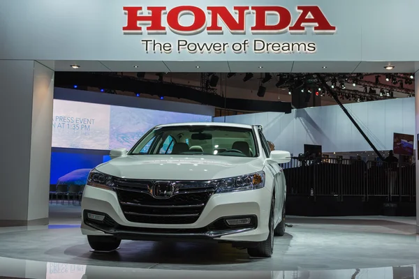 Автомобиль Honda Accord с гибридным двигателем представлен на автосалоне в Лос-Анджелесе . — стоковое фото