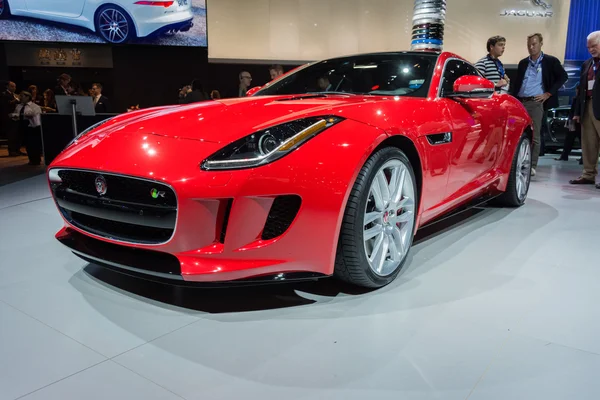 Jaguar f-typ bil på displayen på la auto show. — Stockfoto