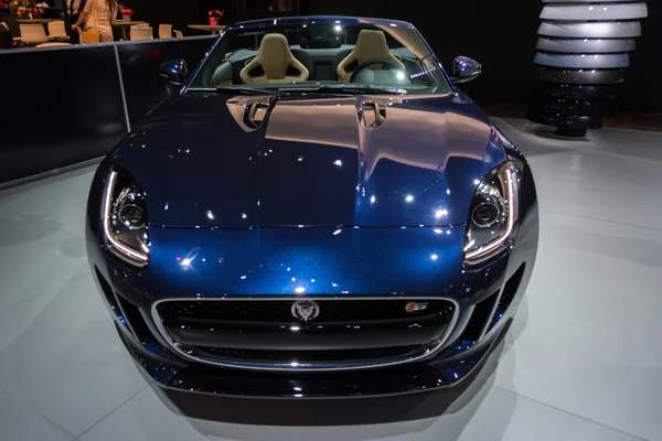 Jaguar f tipi araba la auto Show'da sergilenen. — Stok fotoğraf