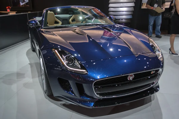 F typ samochodu marki Jaguar na wyświetlaczu na la auto show. — Zdjęcie stockowe
