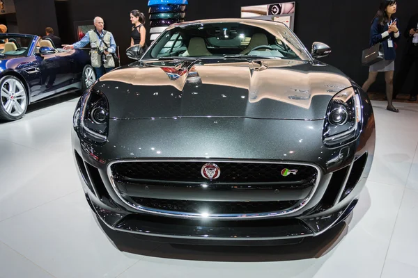 Jaguar f-type auto tentoongesteld op de la autoshow. — Stockfoto