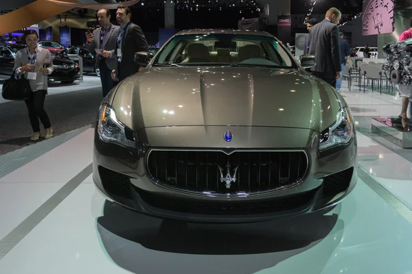 Maserati quattroporte samochód na wyświetlaczu na la auto show. — Zdjęcie stockowe