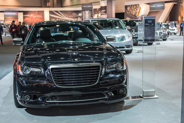 Samochodu Chrysler 300c na wyświetlaczu na la auto show. — Zdjęcie stockowe