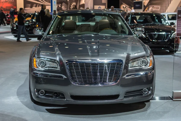 Chrysler 300c bil på displayen på la auto show. — Stockfoto
