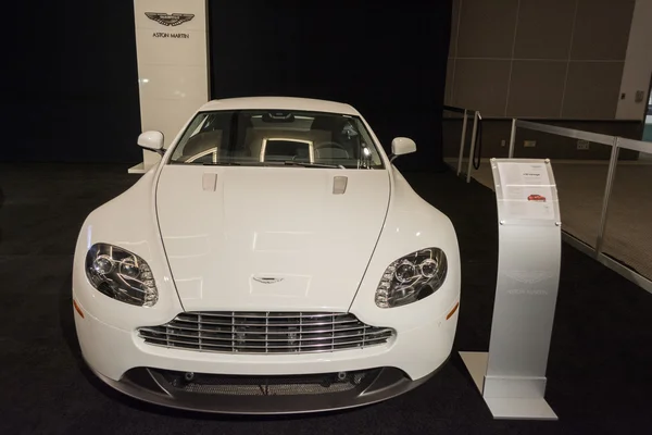 Aston martin v8 vantage bilen på displayen på la auto show. — Stockfoto