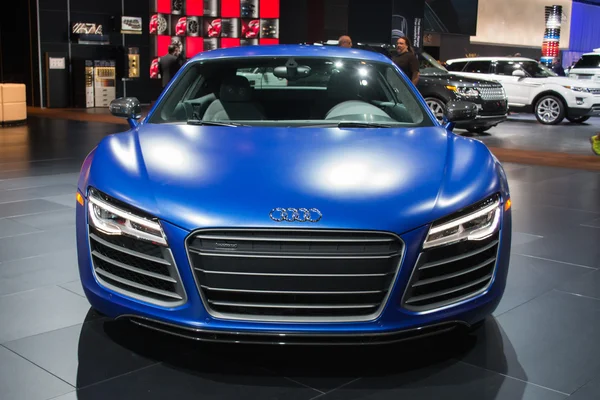 La auto Show'da sergilenen Audi r8 arabala 오토 쇼에 아우디 r8 자동차. — Stok fotoğraf