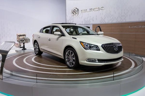 Buick lacrosse auto tentoongesteld op de la autoshow. — Stockfoto